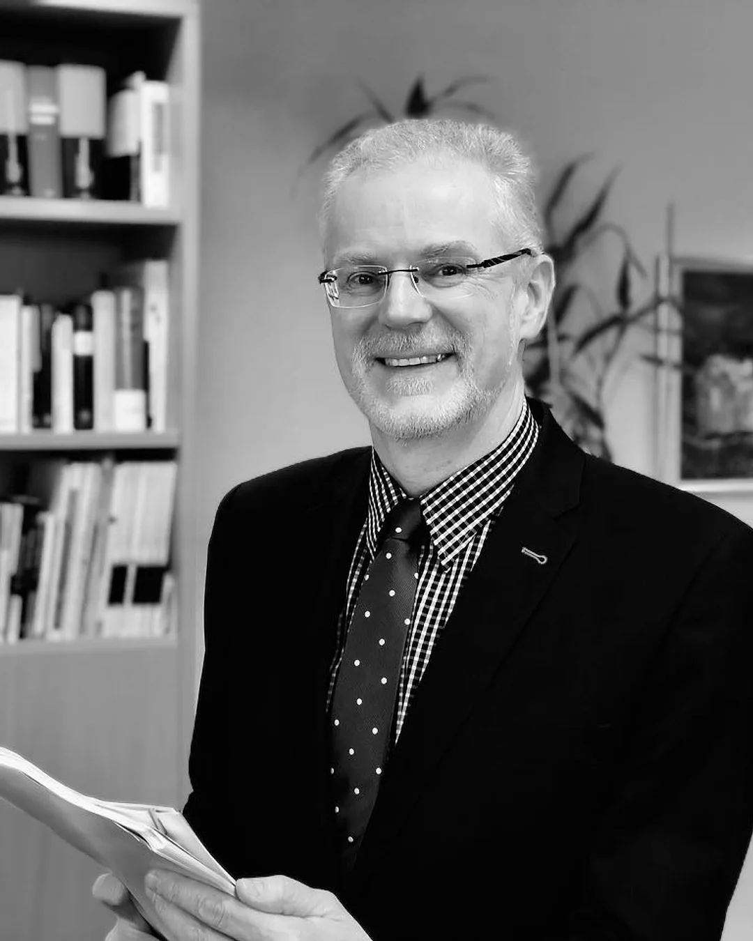 Rechtsanwalt Hermann Kaufmann in seiner Kanzlei in Achim